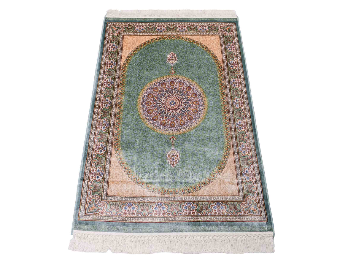 Ghom Maschinenteppich "Fereydun" 120 x 80 cm aus pflanzlicher Seide (Viskose) mit Medaillon, Türkis. Teppichnummer: V28TL096M. Persian Luxury Collection by Khademi. Made in Iran / Persia – Vertrieb durch JUPITER Intl.