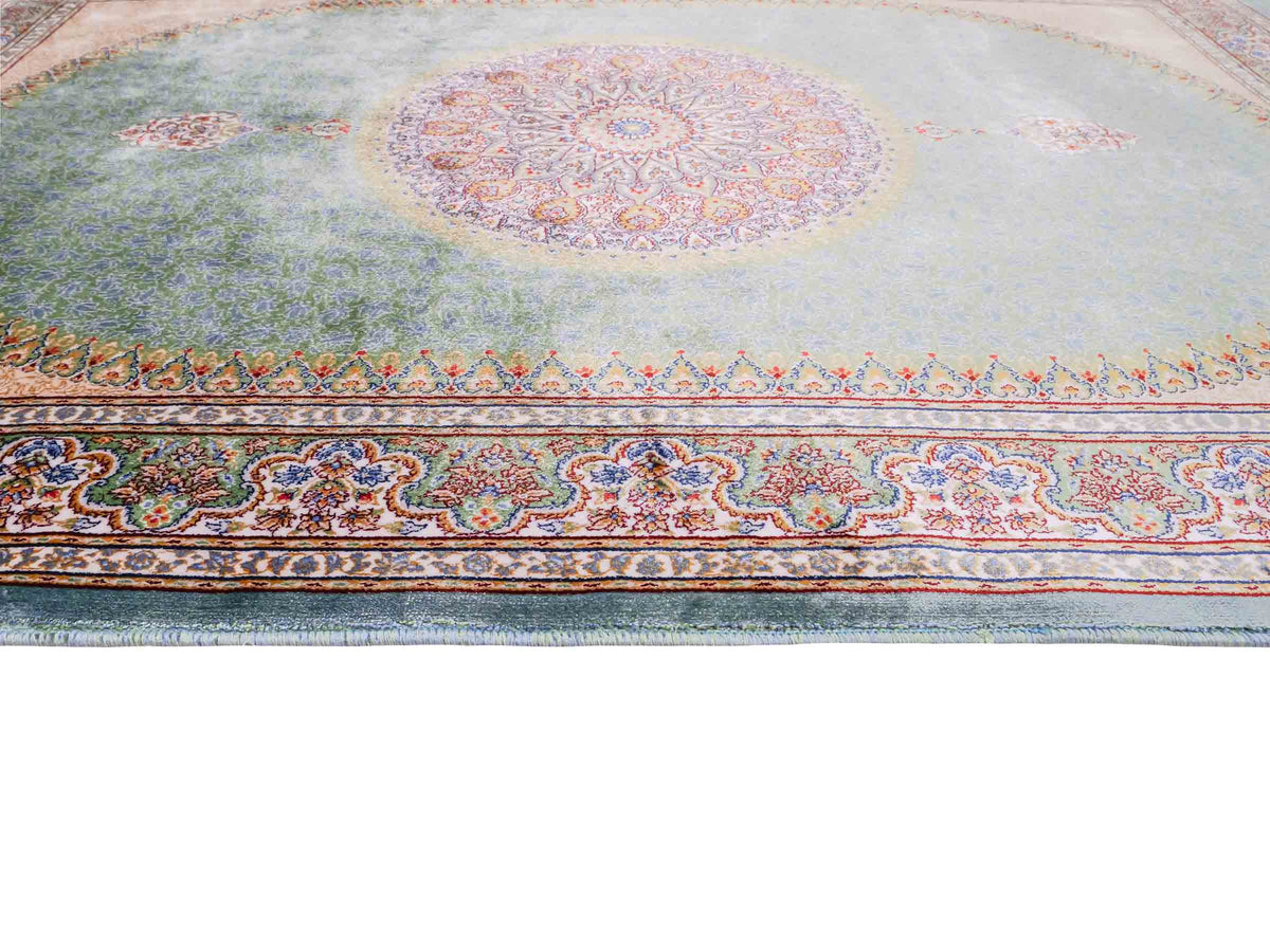 Ghom Maschinenteppich "Fereydun" 120 x 80 cm aus pflanzlicher Seide (Viskose) mit Medaillon, Türkis. Teppichnummer: V28TL096M. Persian Luxury Collection by Khademi. Made in Iran / Persia – Vertrieb durch JUPITER Intl.