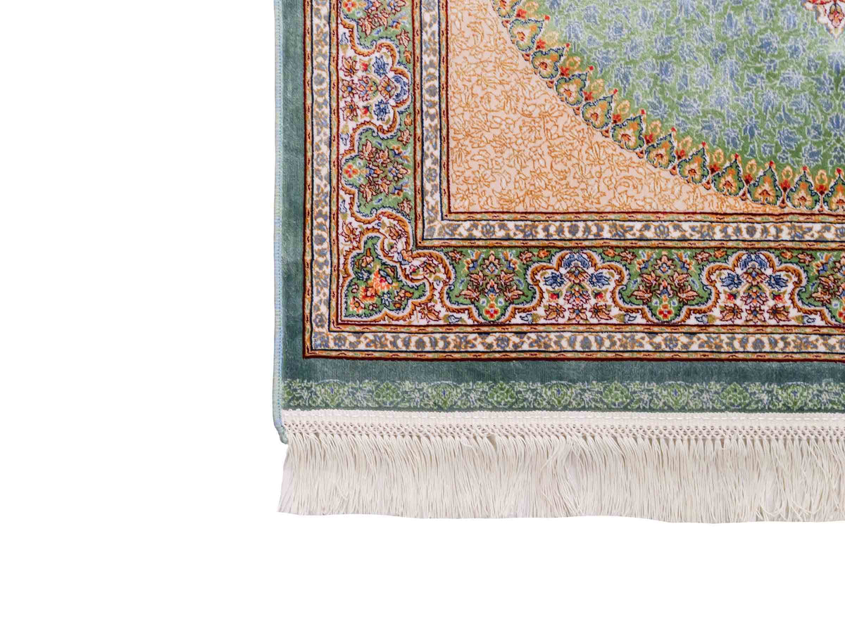 Ghom Maschinenteppich "Fereydun" 120 x 80 cm aus pflanzlicher Seide (Viskose) mit Medaillon, Türkis. Teppichnummer: V28TL096M. Persian Luxury Collection by Khademi. Made in Iran / Persia – Vertrieb durch JUPITER Intl.