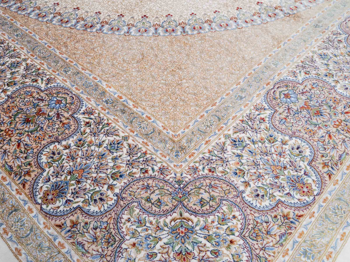 Ghom Maschinenteppich "Fereydun" 300 x 200 cm, mit Medaillon, aus pflanzlicher Seide (Viskose), Cremeweiß-Gold. Teppichnummer: V28CR600H. Persian Luxury Collection by Khademi. Made in Iran / Persia – Vertrieb durch JUPITER Intl.