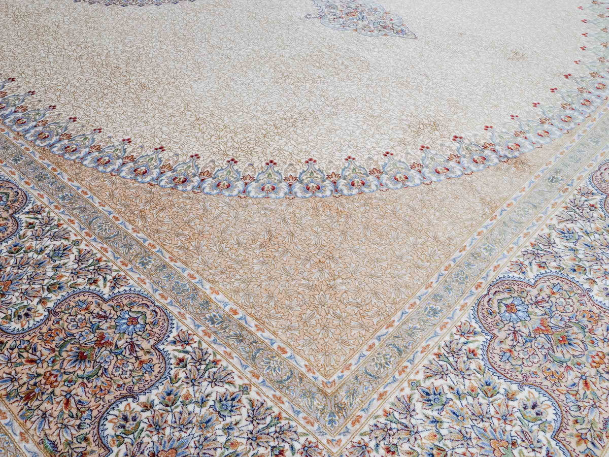 Ghom Maschinenteppich "Fereydun" 300 x 200 cm, mit Medaillon, aus pflanzlicher Seide (Viskose), Cremeweiß-Gold. Teppichnummer: V28CR600H. Persian Luxury Collection by Khademi. Made in Iran / Persia – Vertrieb durch JUPITER Intl.