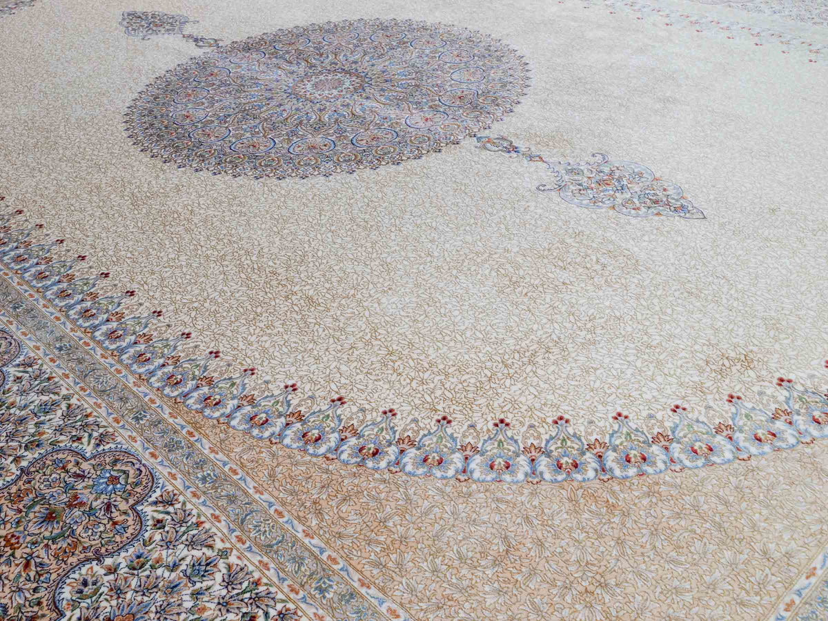 Ghom Maschinenteppich "Fereydun" 300 x 200 cm, mit Medaillon, aus pflanzlicher Seide (Viskose), Cremeweiß-Gold. Teppichnummer: V28CR600H. Persian Luxury Collection by Khademi. Made in Iran / Persia – Vertrieb durch JUPITER Intl.