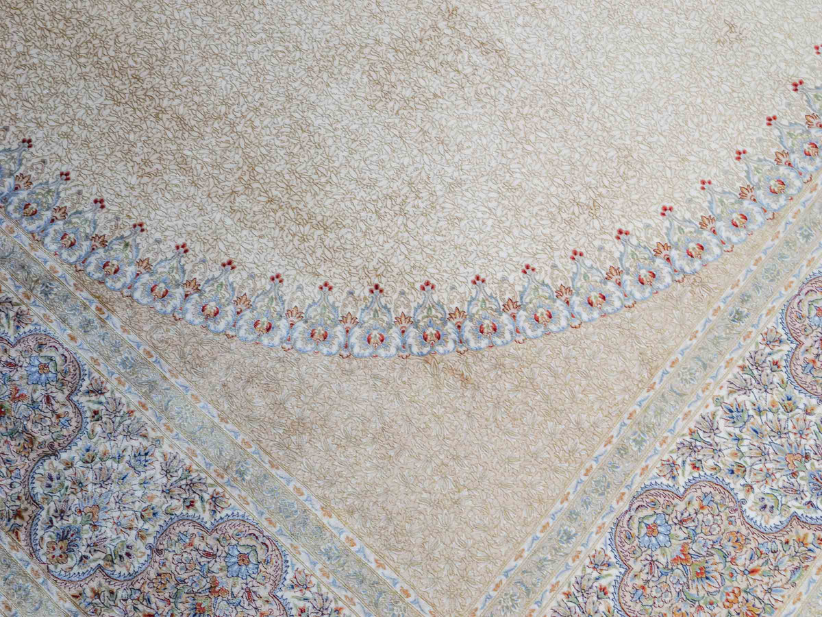 Ghom Maschinenteppich "Fereydun" 300 x 200 cm, mit Medaillon, aus pflanzlicher Seide (Viskose), Cremeweiß-Gold. Teppichnummer: V28CR600H. Persian Luxury Collection by Khademi. Made in Iran / Persia – Vertrieb durch JUPITER Intl.