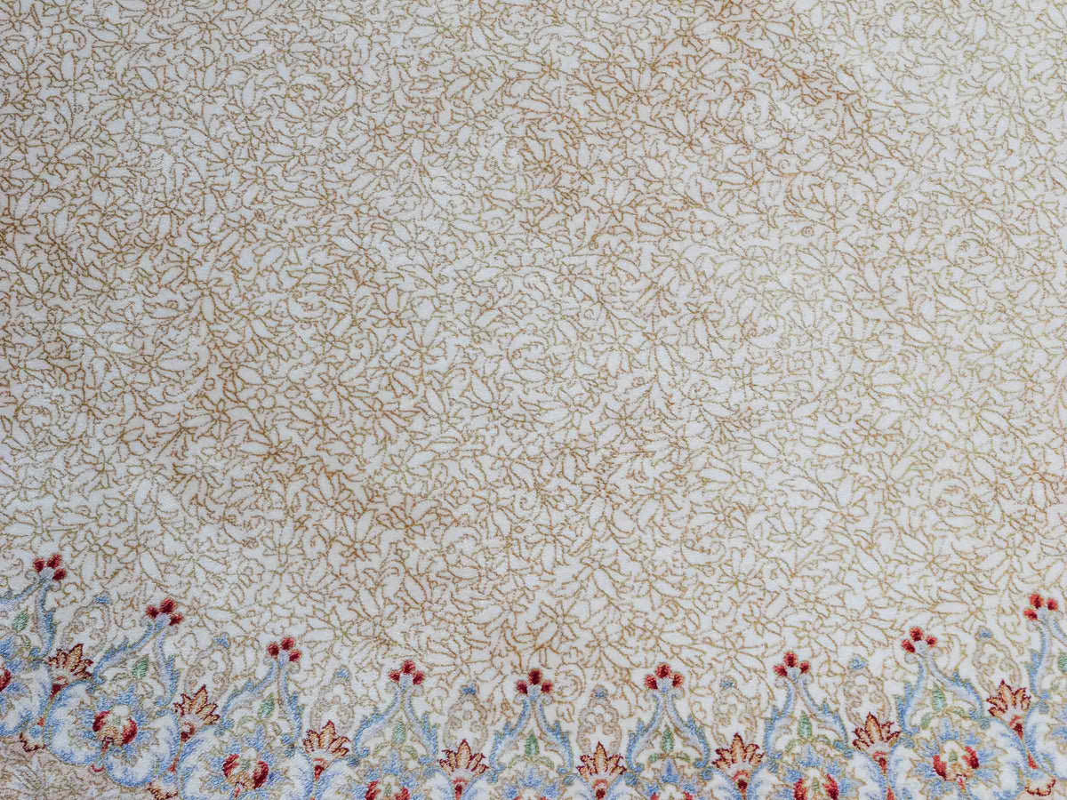 Ghom Maschinenteppich "Fereydun" 300 x 200 cm, mit Medaillon, aus pflanzlicher Seide (Viskose), Cremeweiß-Gold. Teppichnummer: V28CR600H. Persian Luxury Collection by Khademi. Made in Iran / Persia – Vertrieb durch JUPITER Intl.