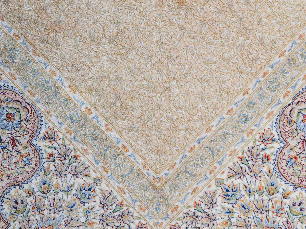 Ghom Maschinenteppich "Fereydun" 300 x 200 cm, mit Medaillon, aus pflanzlicher Seide (Viskose), Cremeweiß-Gold. Teppichnummer: V28CR600H. Persian Luxury Collection by Khademi. Made in Iran / Persia – Vertrieb durch JUPITER Intl.