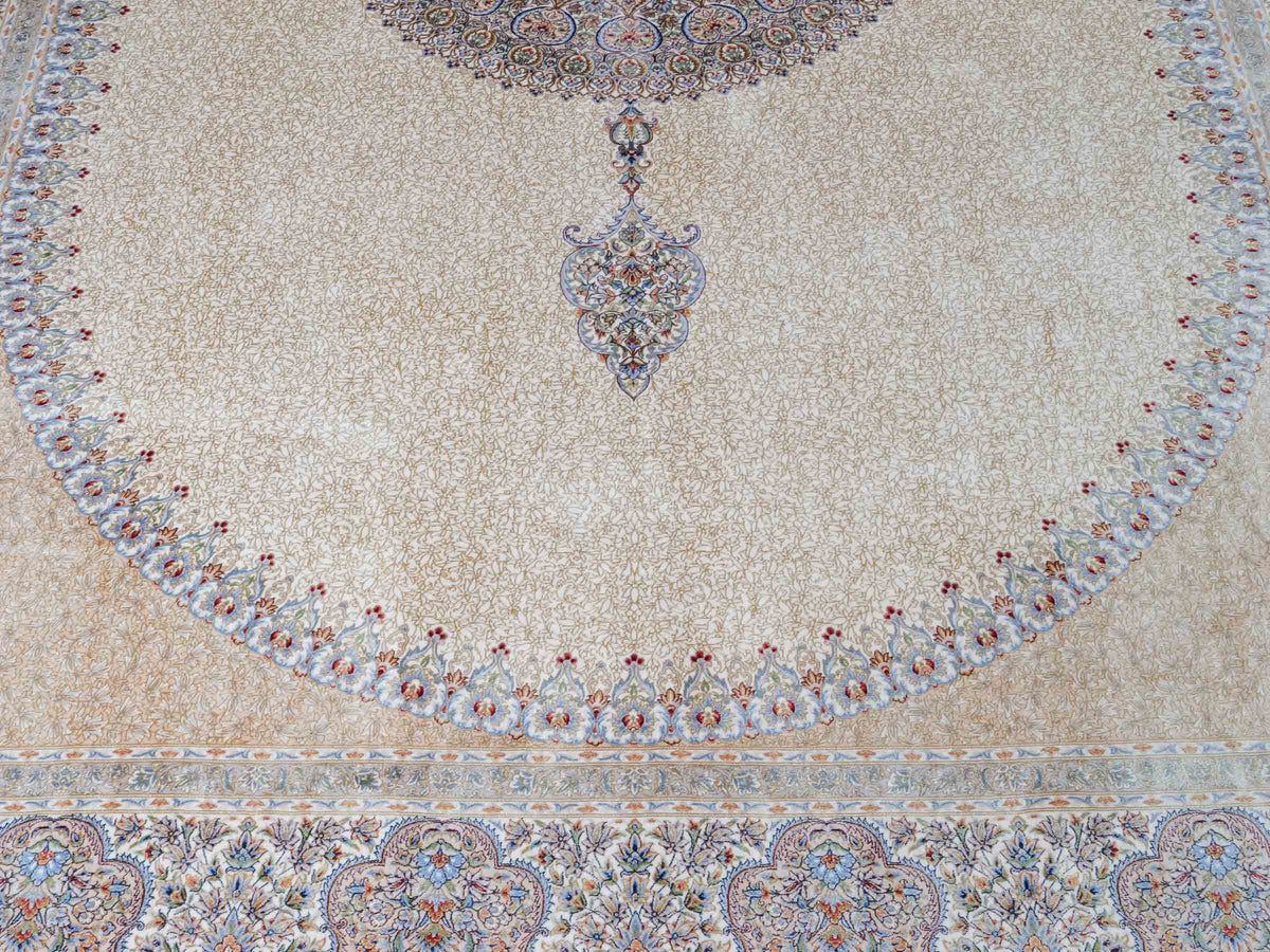 Ghom Maschinenteppich "Fereydun" 300 x 200 cm, mit Medaillon, aus pflanzlicher Seide (Viskose), Cremeweiß-Gold. Teppichnummer: V28CR600H. Persian Luxury Collection by Khademi. Made in Iran / Persia – Vertrieb durch JUPITER Intl.