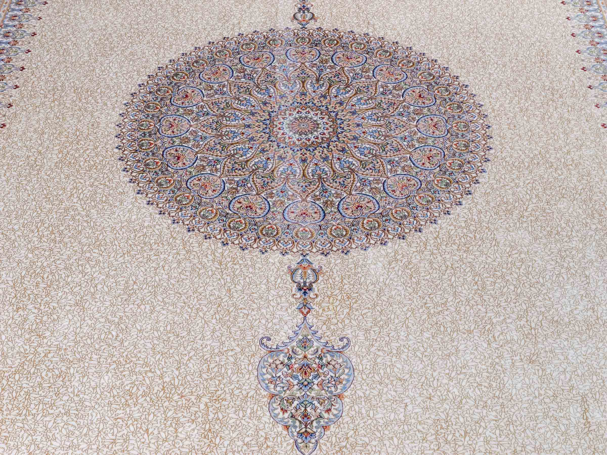 Ghom Maschinenteppich "Fereydun" 300 x 200 cm, mit Medaillon, aus pflanzlicher Seide (Viskose), Cremeweiß-Gold. Teppichnummer: V28CR600H. Persian Luxury Collection by Khademi. Made in Iran / Persia – Vertrieb durch JUPITER Intl.