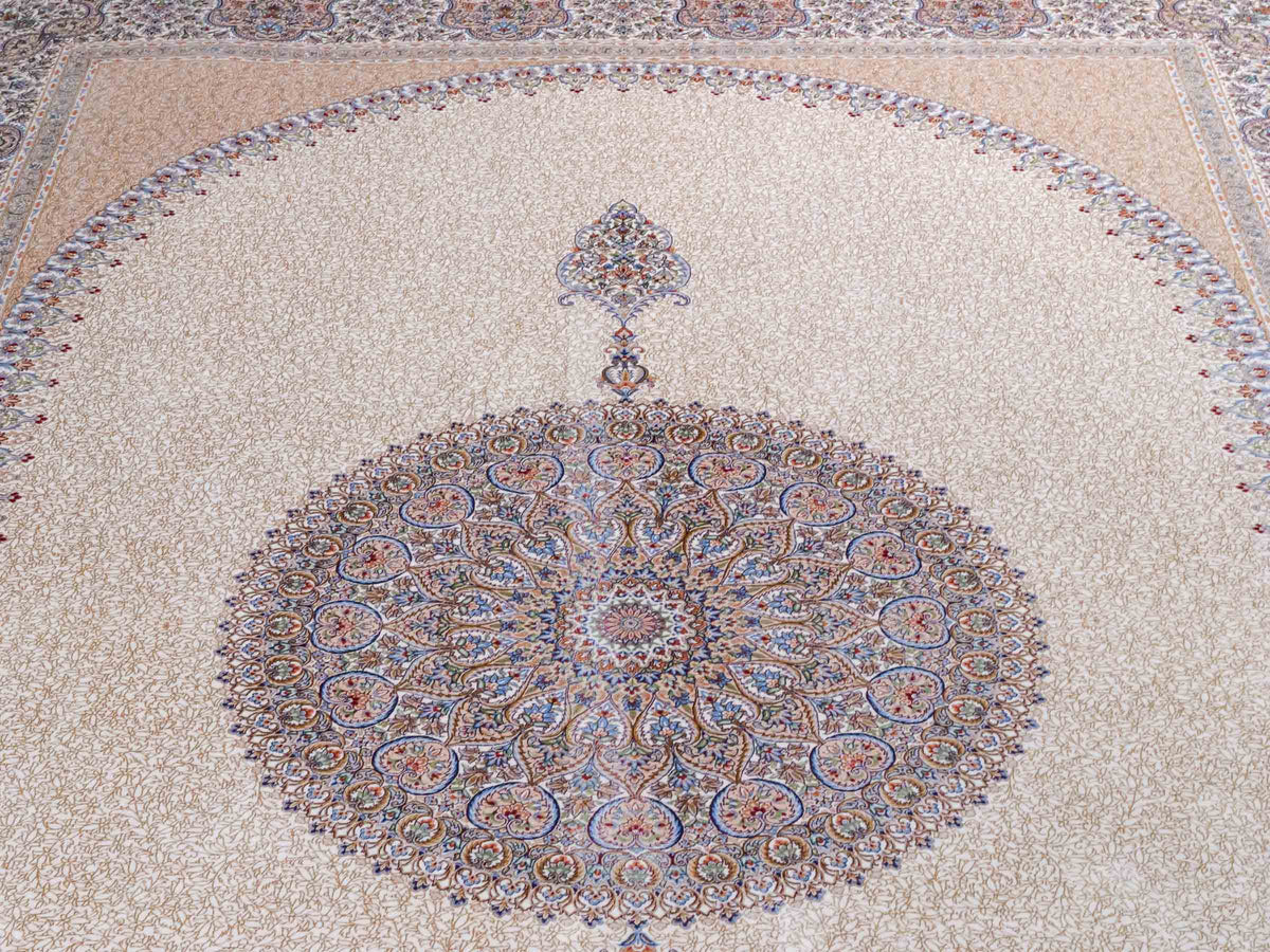 Ghom Maschinenteppich "Fereydun" 300 x 200 cm, mit Medaillon, aus pflanzlicher Seide (Viskose), Cremeweiß-Gold. Teppichnummer: V28CR600H. Persian Luxury Collection by Khademi. Made in Iran / Persia – Vertrieb durch JUPITER Intl.