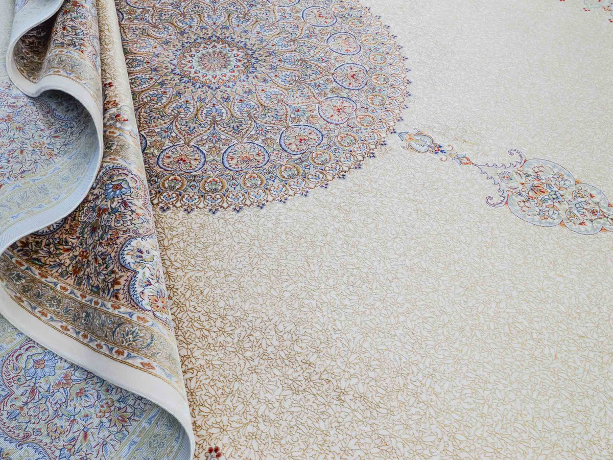 Ghom Maschinenteppich "Fereydun" 300 x 200 cm, mit Medaillon, aus pflanzlicher Seide (Viskose), Cremeweiß-Gold. Teppichnummer: V28CR600H. Persian Luxury Collection by Khademi. Made in Iran / Persia – Vertrieb durch JUPITER Intl.