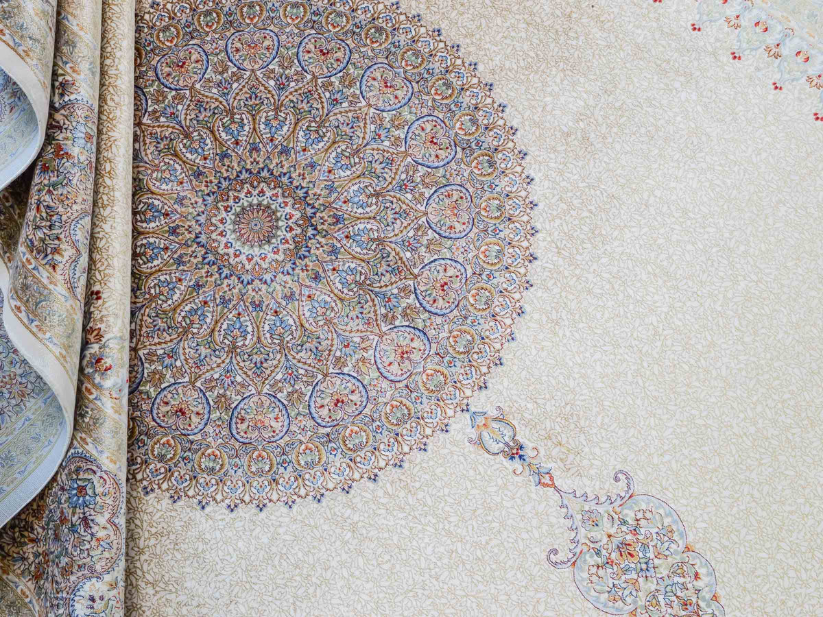 Ghom Maschinenteppich "Fereydun" 300 x 200 cm, mit Medaillon, aus pflanzlicher Seide (Viskose), Cremeweiß-Gold. Teppichnummer: V28CR600H. Persian Luxury Collection by Khademi. Made in Iran / Persia – Vertrieb durch JUPITER Intl.