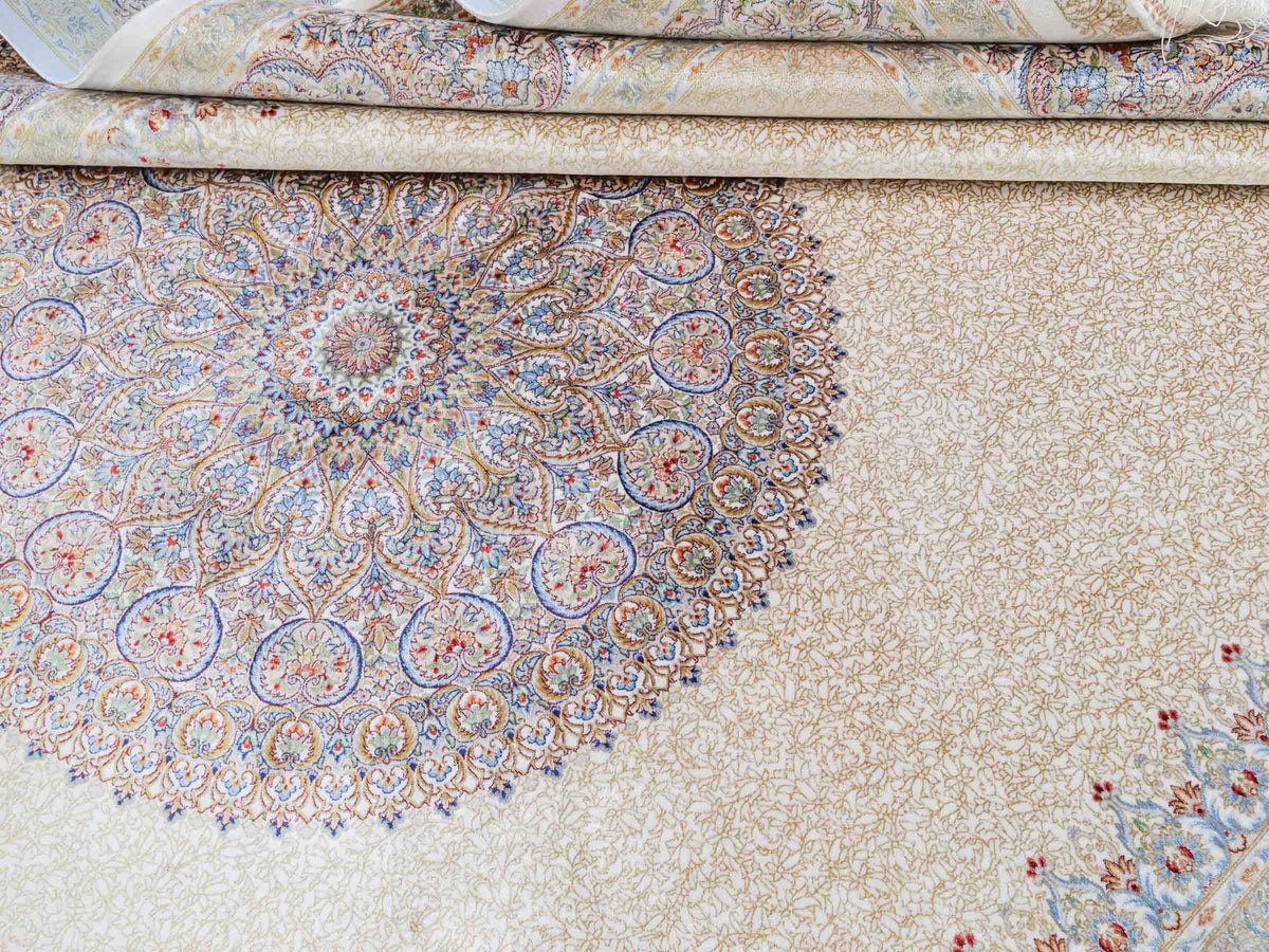 Ghom Maschinenteppich "Fereydun" 300 x 200 cm, mit Medaillon, aus pflanzlicher Seide (Viskose), Cremeweiß-Gold. Teppichnummer: V28CR600H. Persian Luxury Collection by Khademi. Made in Iran / Persia – Vertrieb durch JUPITER Intl.