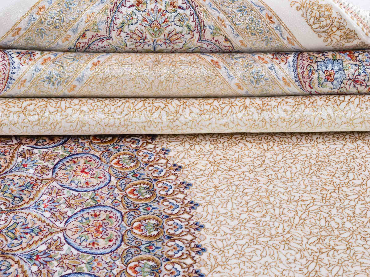 Ghom Maschinenteppich "Fereydun" 300 x 200 cm, mit Medaillon, aus pflanzlicher Seide (Viskose), Cremeweiß-Gold. Teppichnummer: V28CR600H. Persian Luxury Collection by Khademi. Made in Iran / Persia – Vertrieb durch JUPITER Intl.