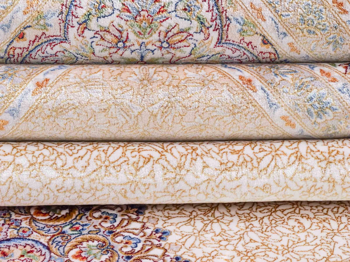 Ghom Maschinenteppich "Fereydun" 300 x 200 cm, mit Medaillon, aus pflanzlicher Seide (Viskose), Cremeweiß-Gold. Teppichnummer: V28CR600H. Persian Luxury Collection by Khademi. Made in Iran / Persia – Vertrieb durch JUPITER Intl.
