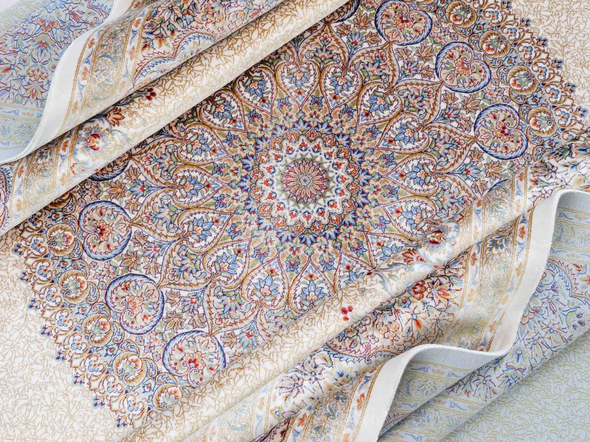 Ghom Maschinenteppich "Fereydun" 300 x 200 cm, mit Medaillon, aus pflanzlicher Seide (Viskose), Cremeweiß-Gold. Teppichnummer: V28CR600H. Persian Luxury Collection by Khademi. Made in Iran / Persia – Vertrieb durch JUPITER Intl.