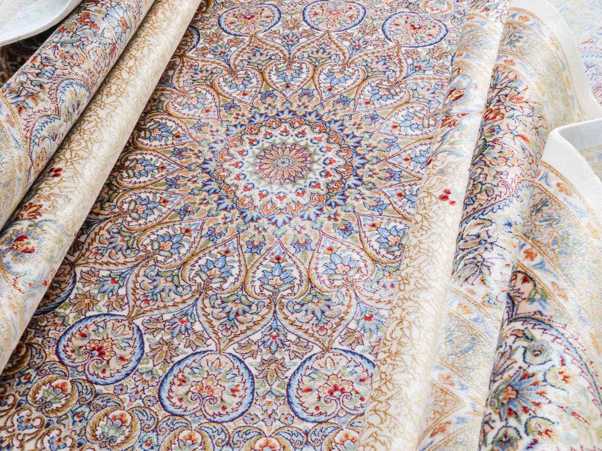 Ghom Maschinenteppich "Fereydun" 300 x 200 cm, mit Medaillon, aus pflanzlicher Seide (Viskose), Cremeweiß-Gold. Teppichnummer: V28CR600H. Persian Luxury Collection by Khademi. Made in Iran / Persia – Vertrieb durch JUPITER Intl.
