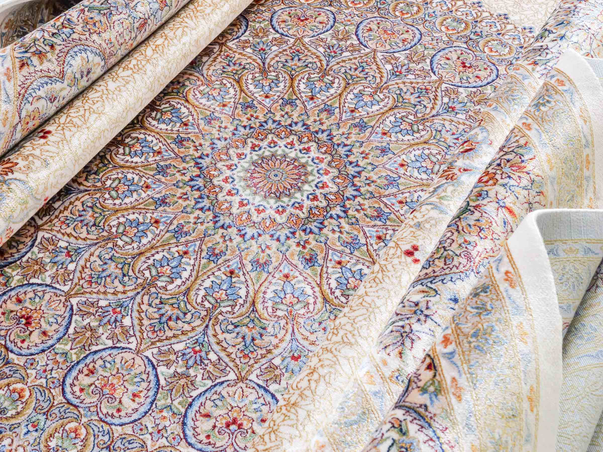 Ghom Maschinenteppich "Fereydun" 300 x 200 cm, mit Medaillon, aus pflanzlicher Seide (Viskose), Cremeweiß-Gold. Teppichnummer: V28CR600H. Persian Luxury Collection by Khademi. Made in Iran / Persia – Vertrieb durch JUPITER Intl.