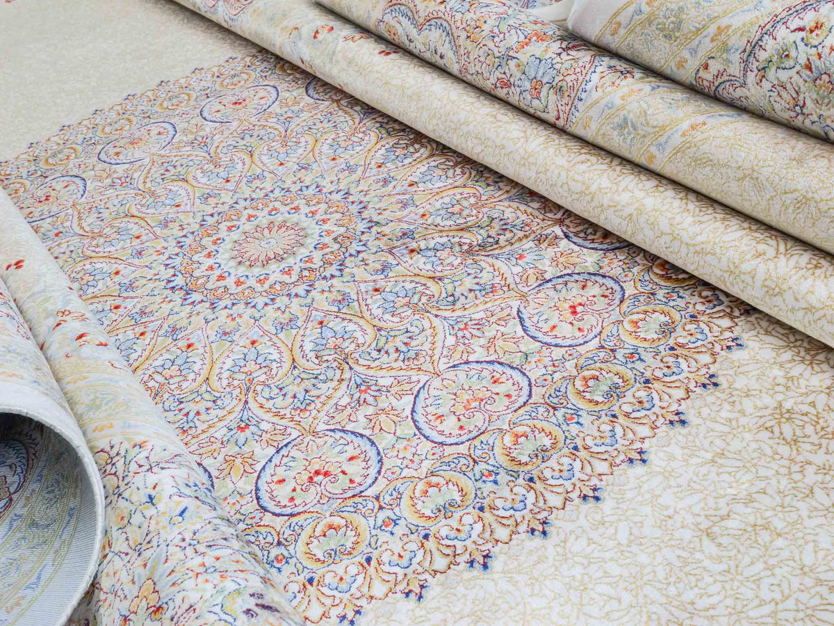 Ghom Maschinenteppich "Fereydun" 300 x 200 cm, mit Medaillon, aus pflanzlicher Seide (Viskose), Cremeweiß-Gold. Teppichnummer: V28CR600H. Persian Luxury Collection by Khademi. Made in Iran / Persia – Vertrieb durch JUPITER Intl.