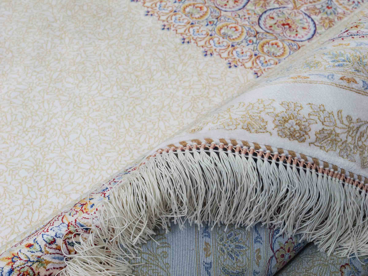 Ghom Maschinenteppich "Fereydun" 300 x 200 cm, mit Medaillon, aus pflanzlicher Seide (Viskose), Cremeweiß-Gold. Teppichnummer: V28CR600H. Persian Luxury Collection by Khademi. Made in Iran / Persia – Vertrieb durch JUPITER Intl.