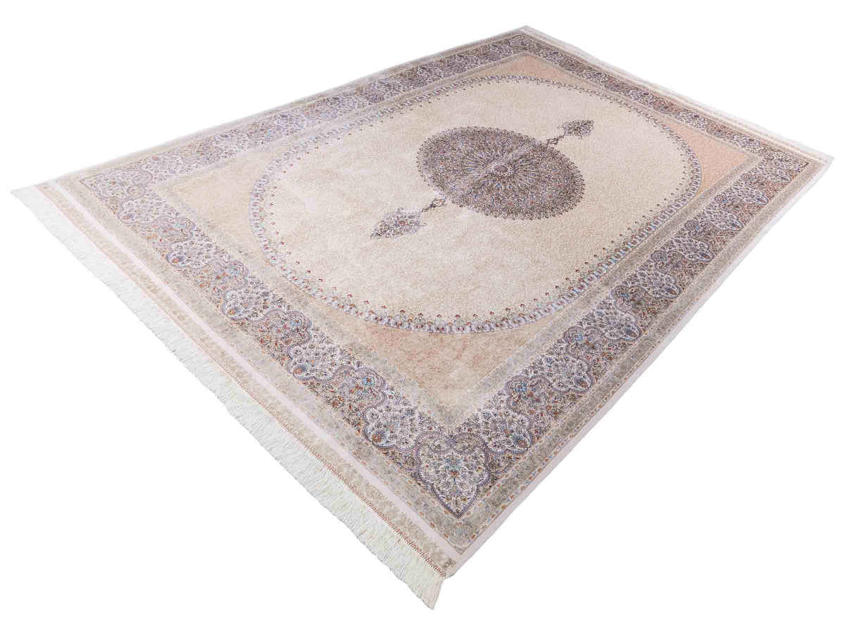 Ghom Maschinenteppich "Fereydun" 300 x 200 cm, mit Medaillon, aus pflanzlicher Seide (Viskose), Cremeweiß-Gold. Teppichnummer: V28CR600H. Persian Luxury Collection by Khademi. Made in Iran / Persia – Vertrieb durch JUPITER Intl.