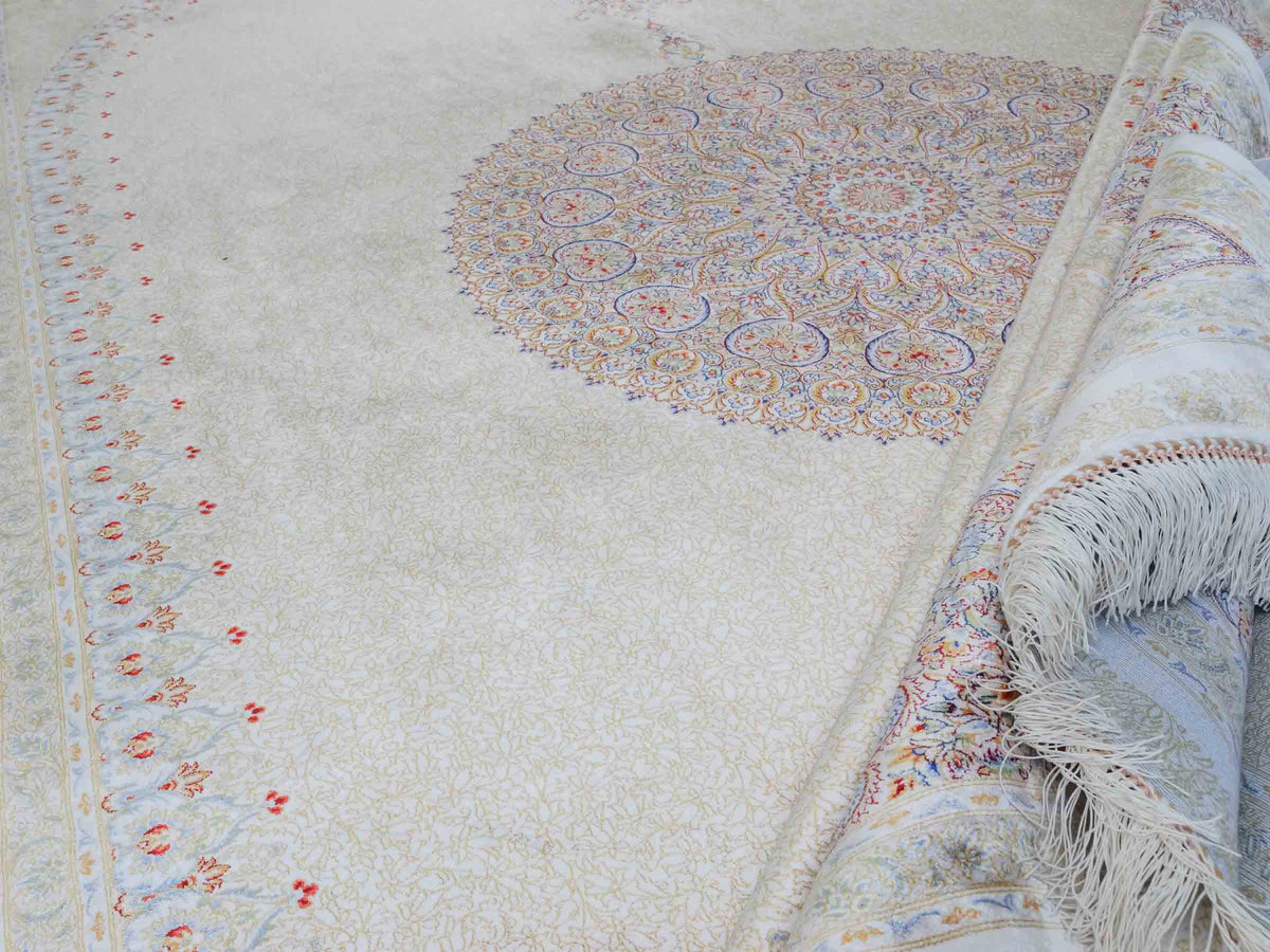 Ghom Maschinenteppich "Fereydun" 300 x 200 cm, mit Medaillon, aus pflanzlicher Seide (Viskose), Cremeweiß-Gold. Teppichnummer: V28CR600H. Persian Luxury Collection by Khademi. Made in Iran / Persia – Vertrieb durch JUPITER Intl.