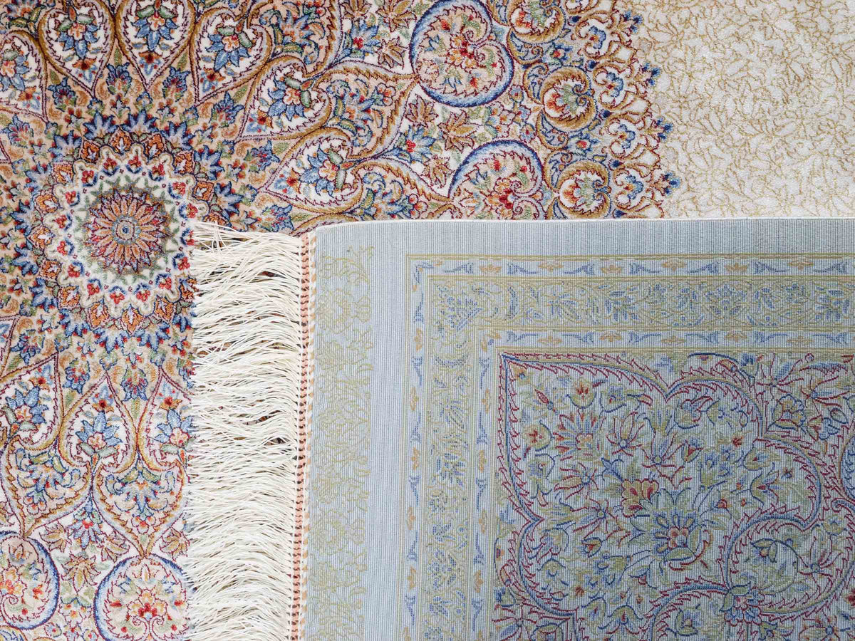 Ghom Maschinenteppich "Fereydun" 300 x 200 cm, mit Medaillon, aus pflanzlicher Seide (Viskose), Cremeweiß-Gold. Teppichnummer: V28CR600H. Persian Luxury Collection by Khademi. Made in Iran / Persia – Vertrieb durch JUPITER Intl.