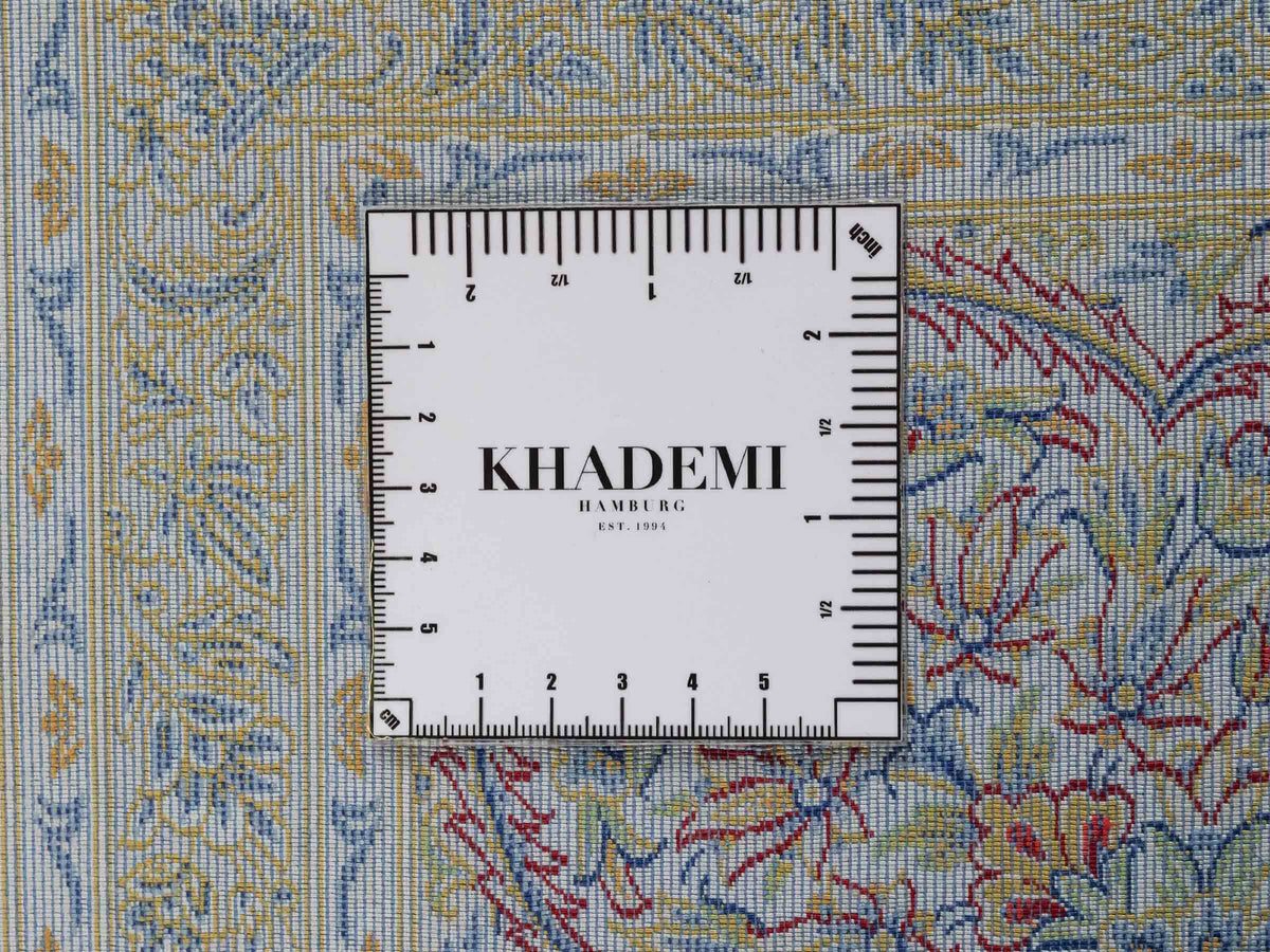 Ghom Maschinenteppich "Fereydun" 300 x 200 cm, mit Medaillon, aus pflanzlicher Seide (Viskose), Cremeweiß-Gold. Teppichnummer: V28CR600H. Persian Luxury Collection by Khademi. Made in Iran / Persia – Vertrieb durch JUPITER Intl.