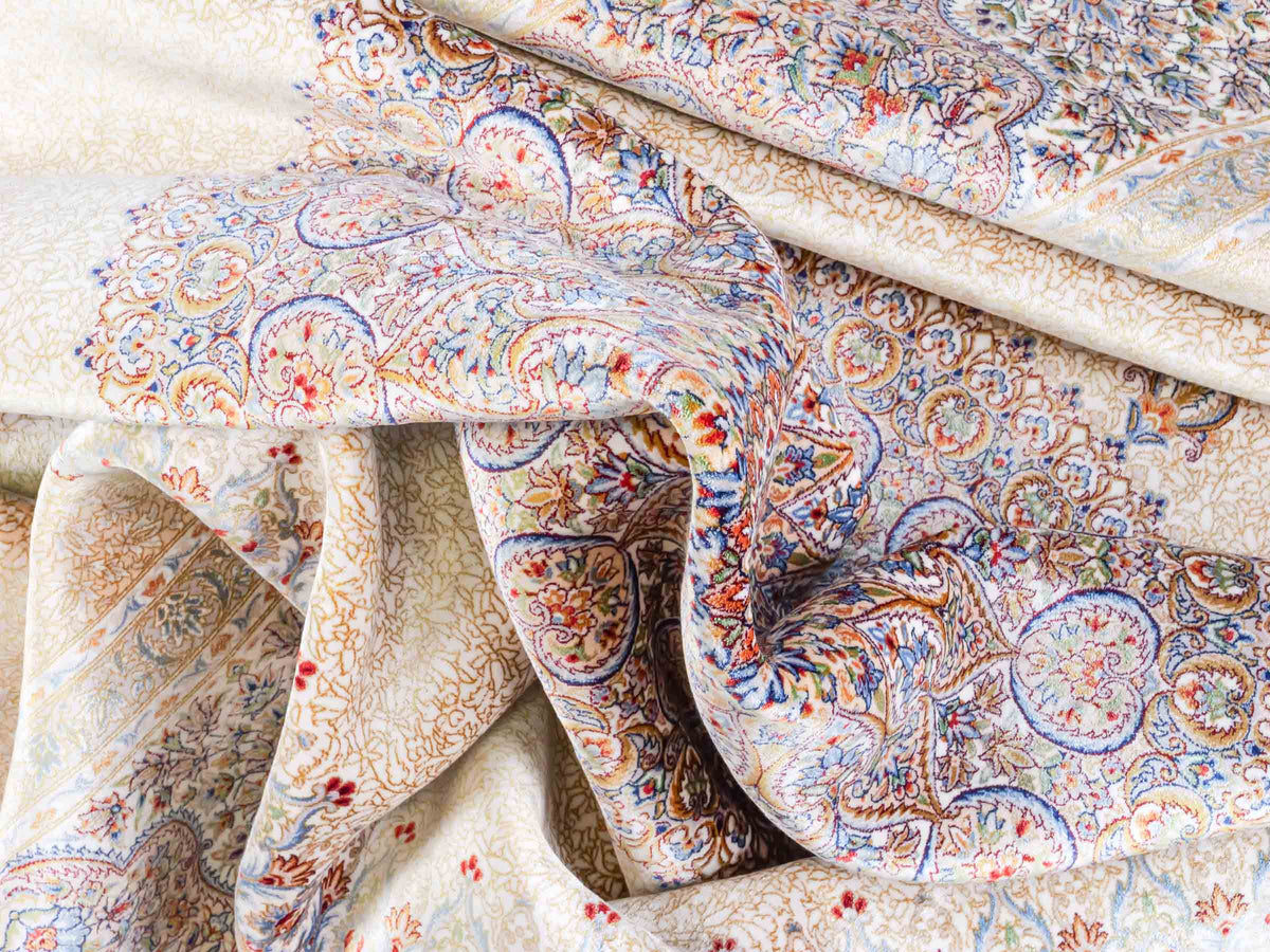 Ghom Maschinenteppich "Fereydun" 300 x 200 cm, mit Medaillon, aus pflanzlicher Seide (Viskose), Cremeweiß-Gold. Teppichnummer: V28CR600H. Persian Luxury Collection by Khademi. Made in Iran / Persia – Vertrieb durch JUPITER Intl.
