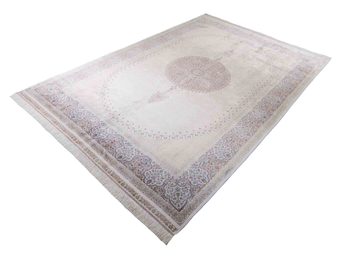 Ghom Maschinenteppich "Fereydun" 300 x 200 cm, mit Medaillon, aus pflanzlicher Seide (Viskose), Cremeweiß-Gold. Teppichnummer: V28CR600H. Persian Luxury Collection by Khademi. Made in Iran / Persia – Vertrieb durch JUPITER Intl.