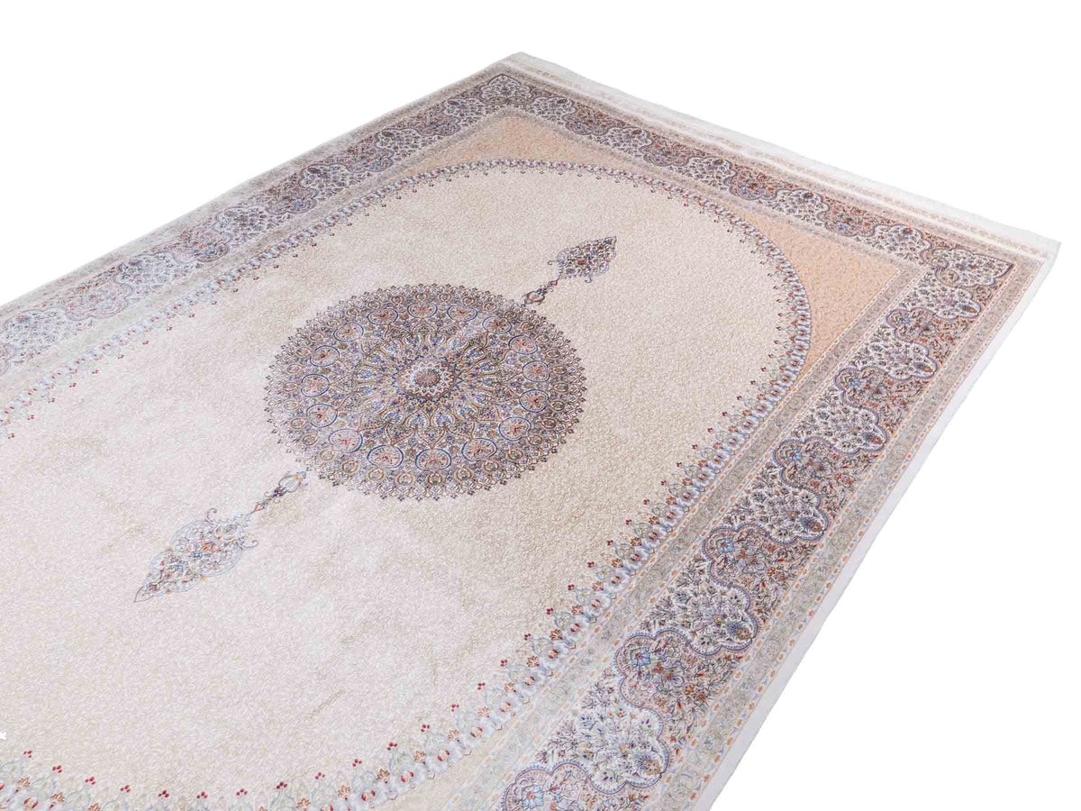 Ghom Maschinenteppich "Fereydun" 300 x 200 cm, mit Medaillon, aus pflanzlicher Seide (Viskose), Cremeweiß-Gold. Teppichnummer: V28CR600H. Persian Luxury Collection by Khademi. Made in Iran / Persia – Vertrieb durch JUPITER Intl.