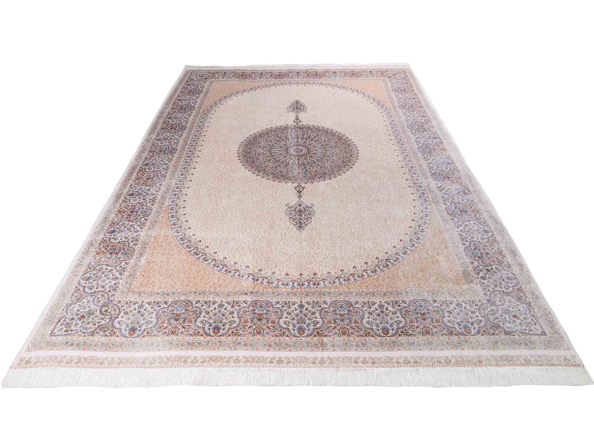 Ghom Maschinenteppich "Fereydun" 300 x 200 cm, mit Medaillon, aus pflanzlicher Seide (Viskose), Cremeweiß-Gold. Teppichnummer: V28CR600H. Persian Luxury Collection by Khademi. Made in Iran / Persia – Vertrieb durch JUPITER Intl.