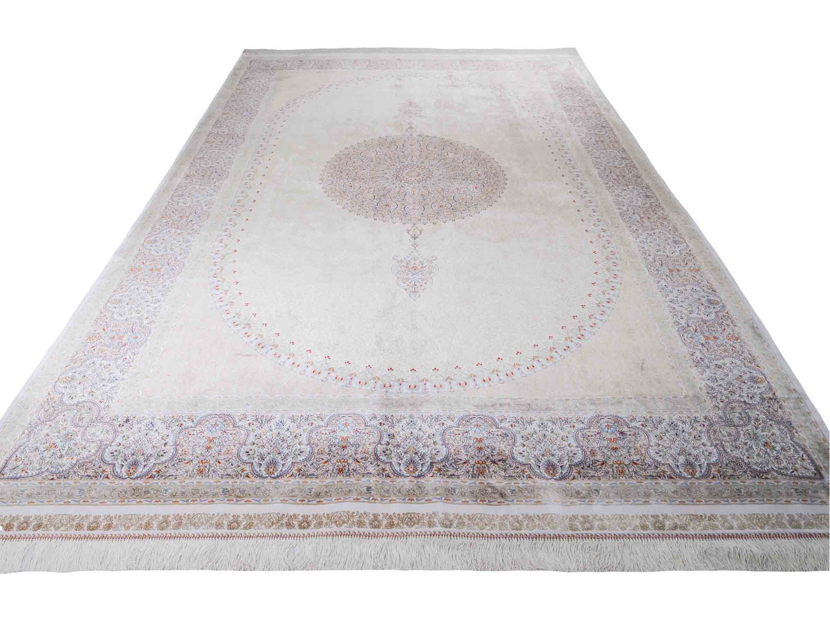Ghom Maschinenteppich "Fereydun" 300 x 200 cm, mit Medaillon, aus pflanzlicher Seide (Viskose), Cremeweiß-Gold. Teppichnummer: V28CR600H. Persian Luxury Collection by Khademi. Made in Iran / Persia – Vertrieb durch JUPITER Intl.