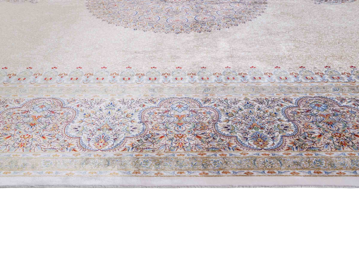 Ghom Maschinenteppich "Fereydun" 300 x 200 cm, mit Medaillon, aus pflanzlicher Seide (Viskose), Cremeweiß-Gold. Teppichnummer: V28CR600H. Persian Luxury Collection by Khademi. Made in Iran / Persia – Vertrieb durch JUPITER Intl.