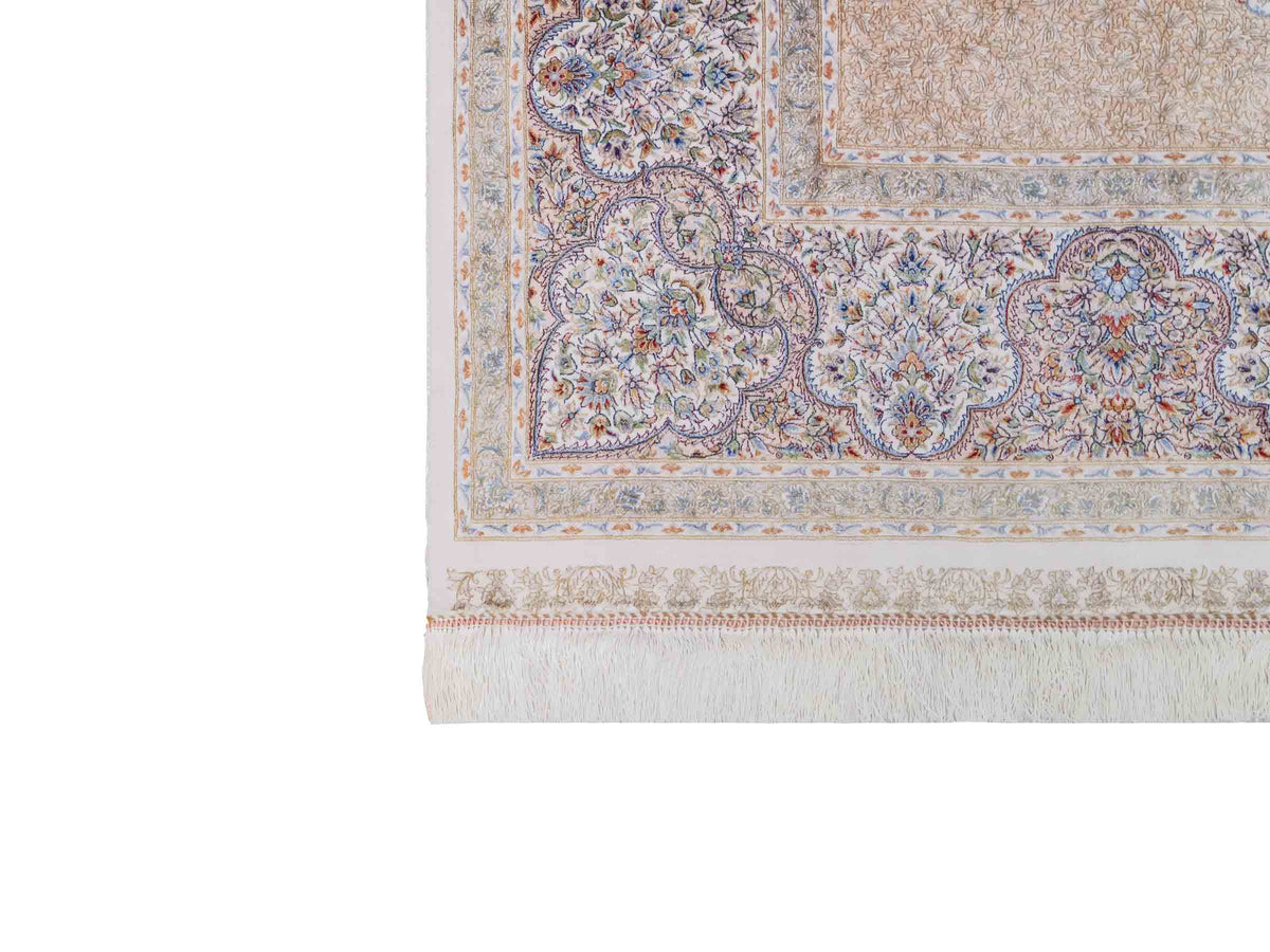 Ghom Maschinenteppich "Fereydun" 300 x 200 cm, mit Medaillon, aus pflanzlicher Seide (Viskose), Cremeweiß-Gold. Teppichnummer: V28CR600H. Persian Luxury Collection by Khademi. Made in Iran / Persia – Vertrieb durch JUPITER Intl.