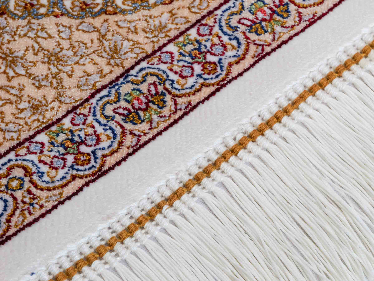 Ghom Maschinenteppich "Fereydun" 40 x 40 cm, mit Medaillon, Cremeweiß, aus pflanzlicher Seide (Viskose), Hand-Finished. Teppichnummer: V28CR016H. Persian Luxury Collection by Khademi. Made in Iran / Persia – Vertrieb durch JUPITER Intl.
