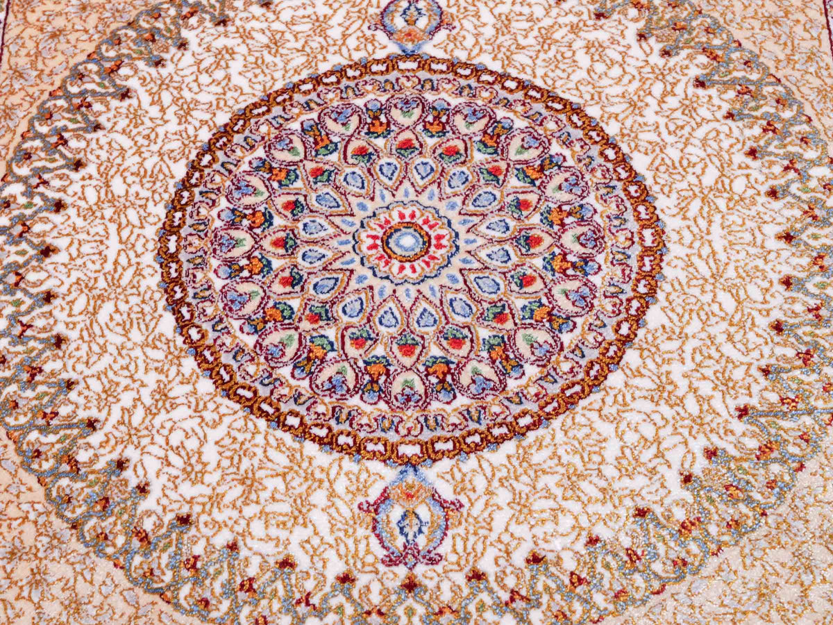 Ghom Maschinenteppich "Fereydun" 40 x 40 cm, mit Medaillon, Cremeweiß, aus pflanzlicher Seide (Viskose), Hand-Finished. Teppichnummer: V28CR016H. Persian Luxury Collection by Khademi. Made in Iran / Persia – Vertrieb durch JUPITER Intl.