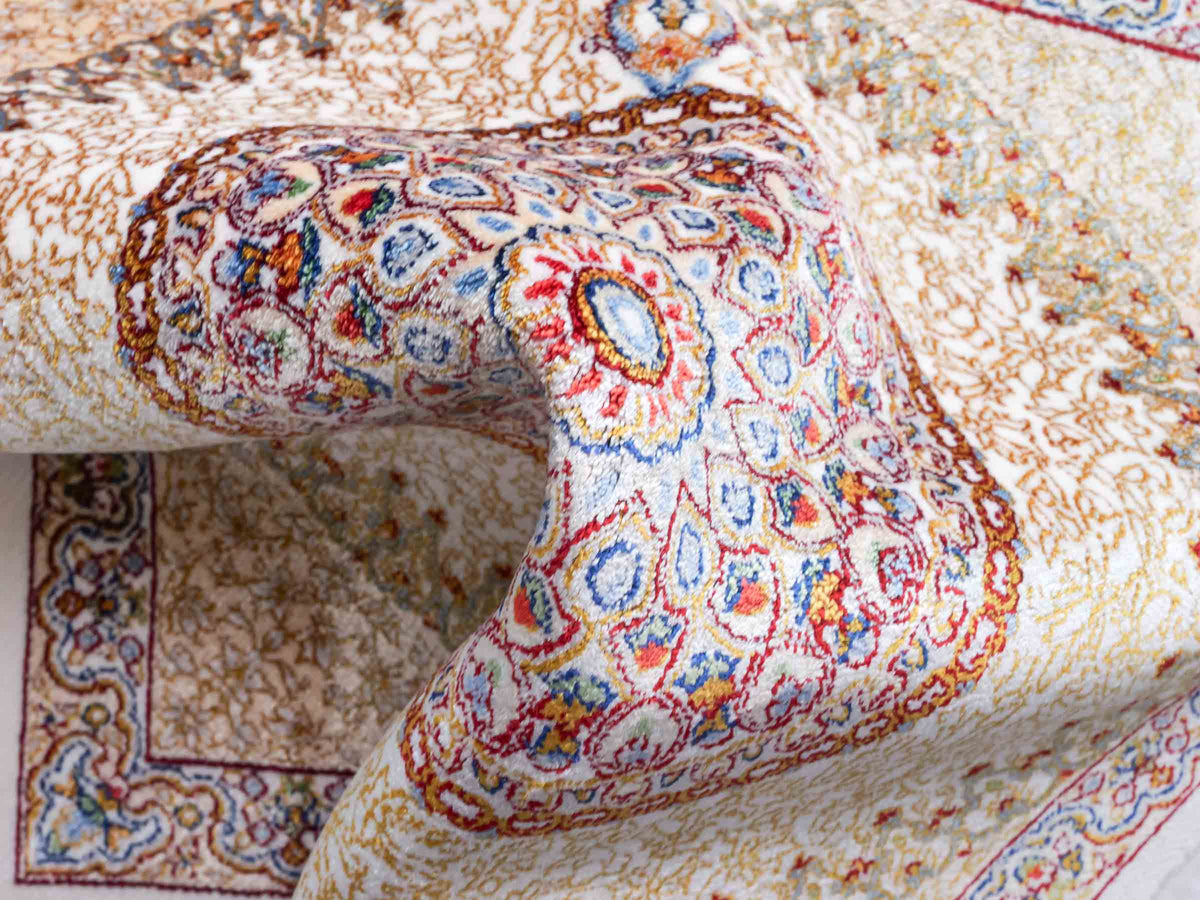 Ghom Maschinenteppich "Fereydun" 40 x 40 cm, mit Medaillon, Cremeweiß, aus pflanzlicher Seide (Viskose), Hand-Finished. Teppichnummer: V28CR016H. Persian Luxury Collection by Khademi. Made in Iran / Persia – Vertrieb durch JUPITER Intl.