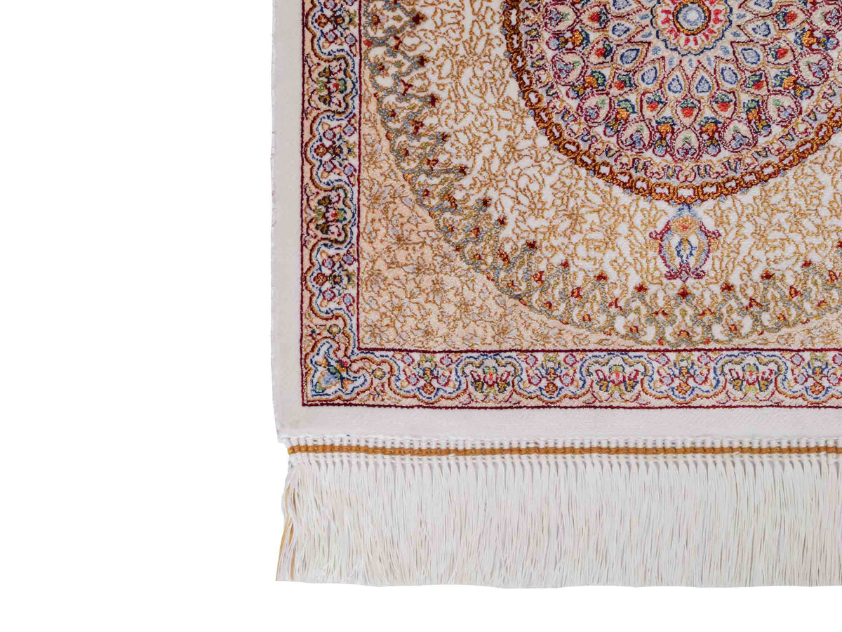 Ghom Maschinenteppich "Fereydun" 40 x 40 cm, mit Medaillon, Cremeweiß, aus pflanzlicher Seide (Viskose), Hand-Finished. Teppichnummer: V28CR016H. Persian Luxury Collection by Khademi. Made in Iran / Persia – Vertrieb durch JUPITER Intl.
