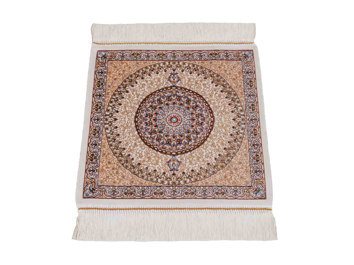 Ghom Maschinenteppich "Fereydun" 40 x 40 cm, mit Medaillon, Cremeweiß, aus pflanzlicher Seide (Viskose), Hand-Finished. Teppichnummer: V28CR016H. Persian Luxury Collection by Khademi. Made in Iran / Persia – Vertrieb durch JUPITER Intl.