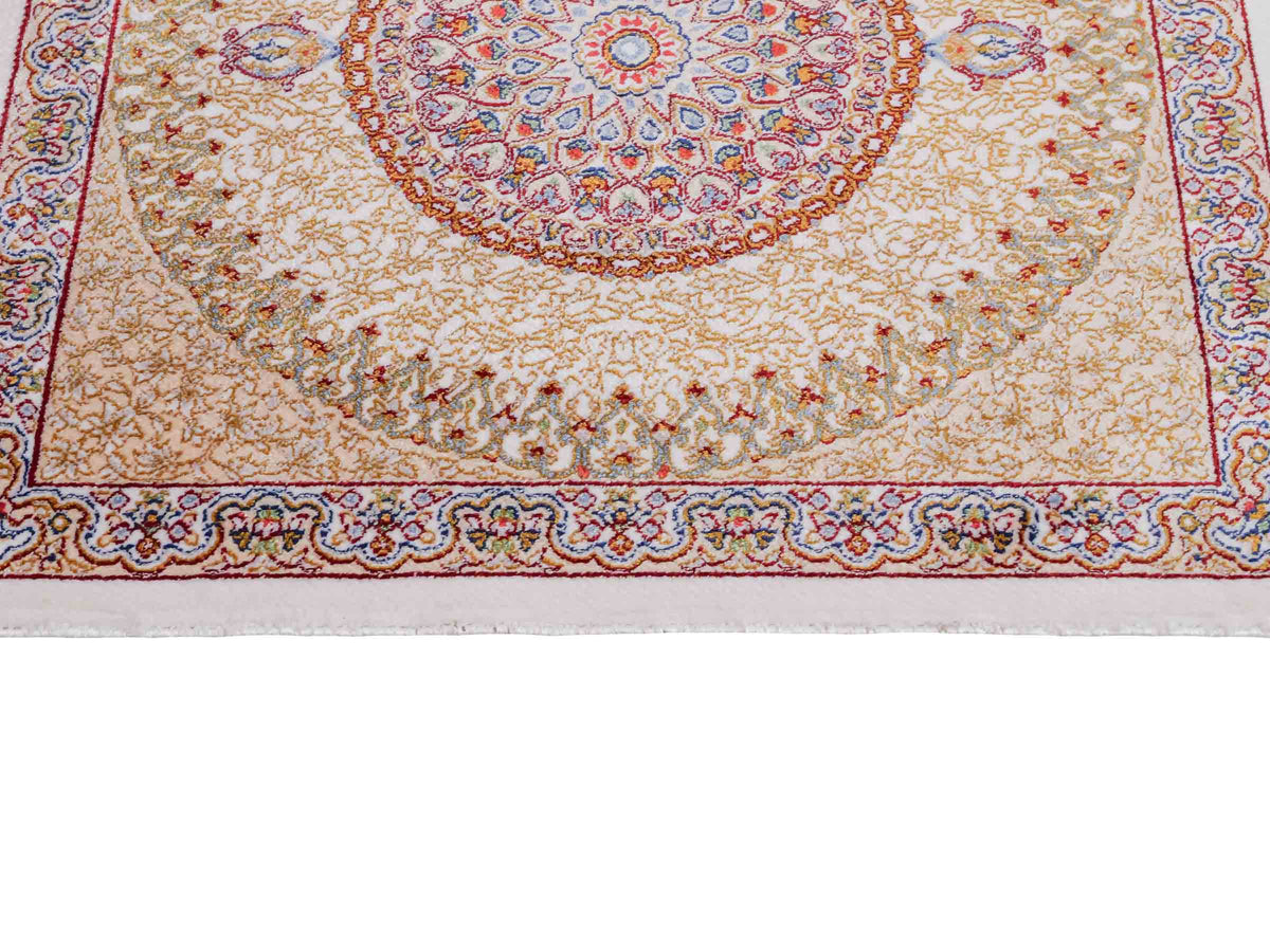 Ghom Maschinenteppich "Fereydun" 40 x 40 cm, mit Medaillon, Cremeweiß, aus pflanzlicher Seide (Viskose), Hand-Finished. Teppichnummer: V28CR016H. Persian Luxury Collection by Khademi. Made in Iran / Persia – Vertrieb durch JUPITER Intl.