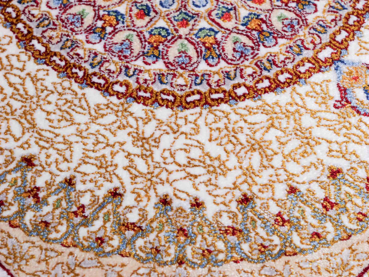 Ghom Maschinenteppich "Fereydun" 40 x 40 cm, mit Medaillon, Cremeweiß, aus pflanzlicher Seide (Viskose), Hand-Finished. Teppichnummer: V28CR016H. Persian Luxury Collection by Khademi. Made in Iran / Persia – Vertrieb durch JUPITER Intl.