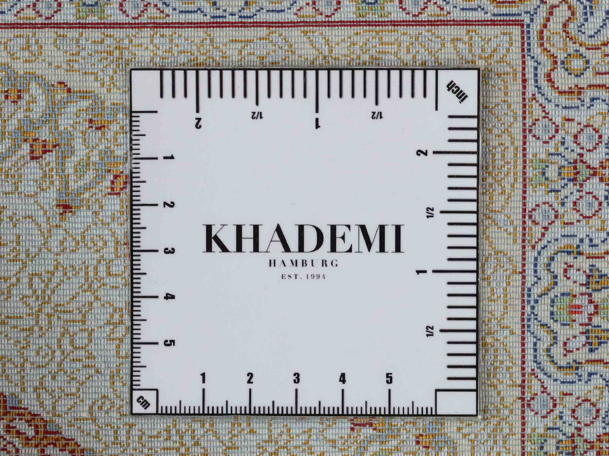 Ghom Maschinenteppich "Fereydun" 40 x 40 cm, mit Medaillon, Cremeweiß, aus pflanzlicher Seide (Viskose), Hand-Finished. Teppichnummer: V28CR016H. Persian Luxury Collection by Khademi. Made in Iran / Persia – Vertrieb durch JUPITER Intl.