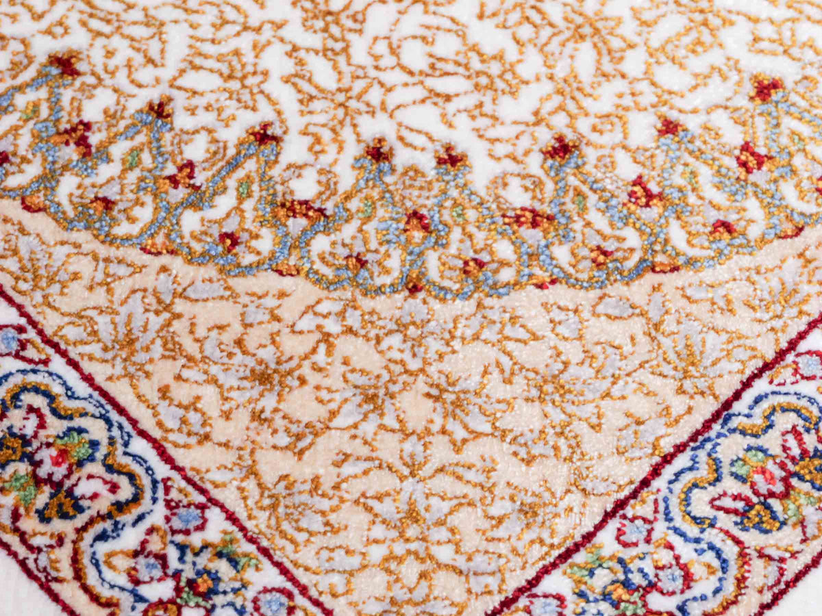 Ghom Maschinenteppich "Fereydun" 40 x 40 cm, mit Medaillon, Cremeweiß, aus pflanzlicher Seide (Viskose), Hand-Finished. Teppichnummer: V28CR016H. Persian Luxury Collection by Khademi. Made in Iran / Persia – Vertrieb durch JUPITER Intl.