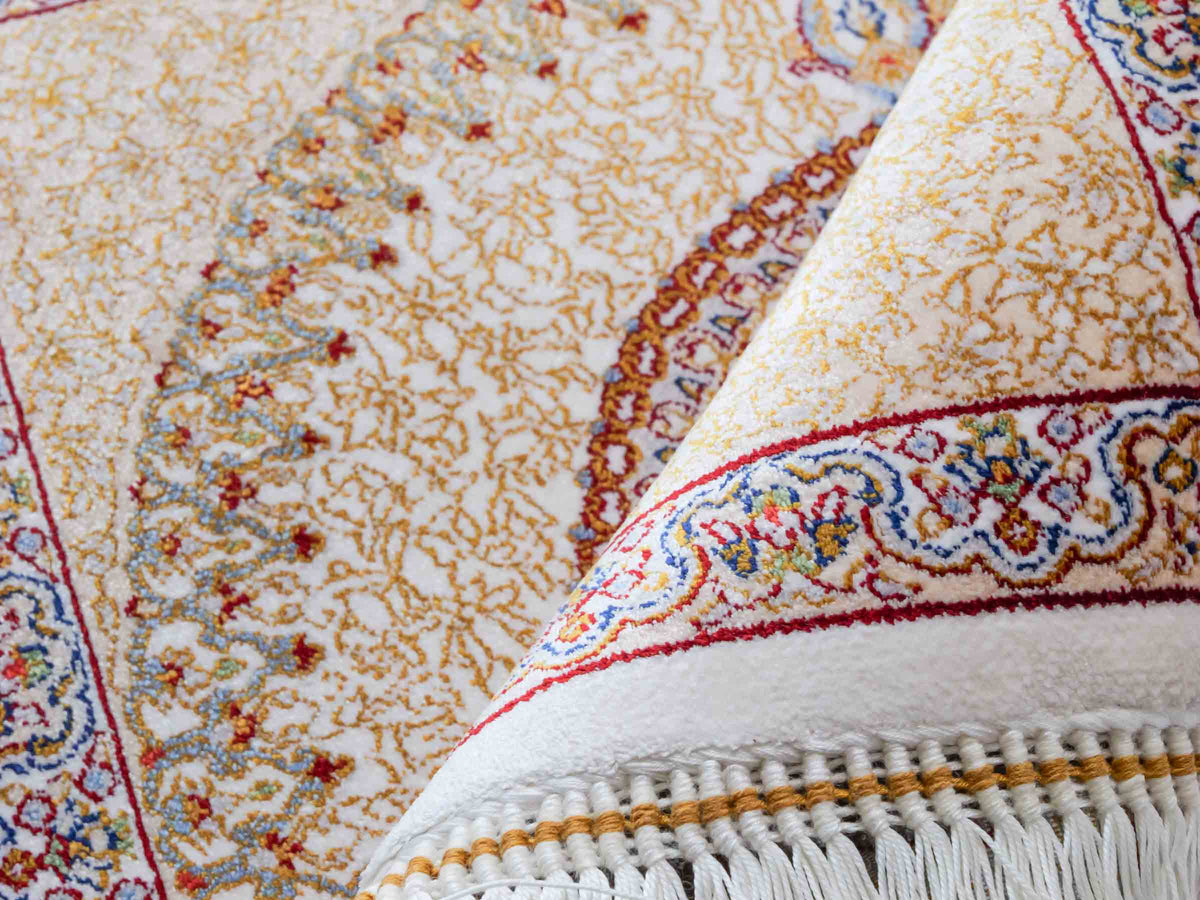 Ghom Maschinenteppich "Fereydun" 40 x 40 cm, mit Medaillon, Cremeweiß, aus pflanzlicher Seide (Viskose), Hand-Finished. Teppichnummer: V28CR016H. Persian Luxury Collection by Khademi. Made in Iran / Persia – Vertrieb durch JUPITER Intl.