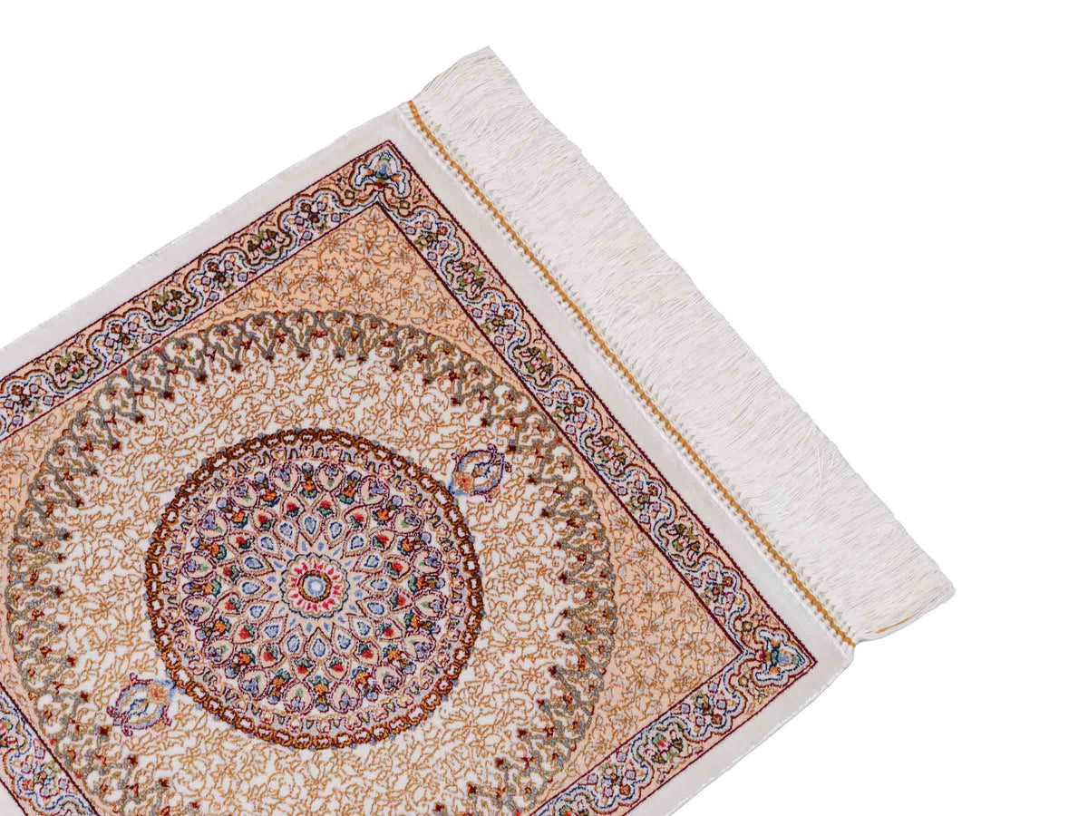 Ghom Maschinenteppich "Fereydun" 40 x 40 cm, mit Medaillon, Cremeweiß, aus pflanzlicher Seide (Viskose), Hand-Finished. Teppichnummer: V28CR016H. Persian Luxury Collection by Khademi. Made in Iran / Persia – Vertrieb durch JUPITER Intl.