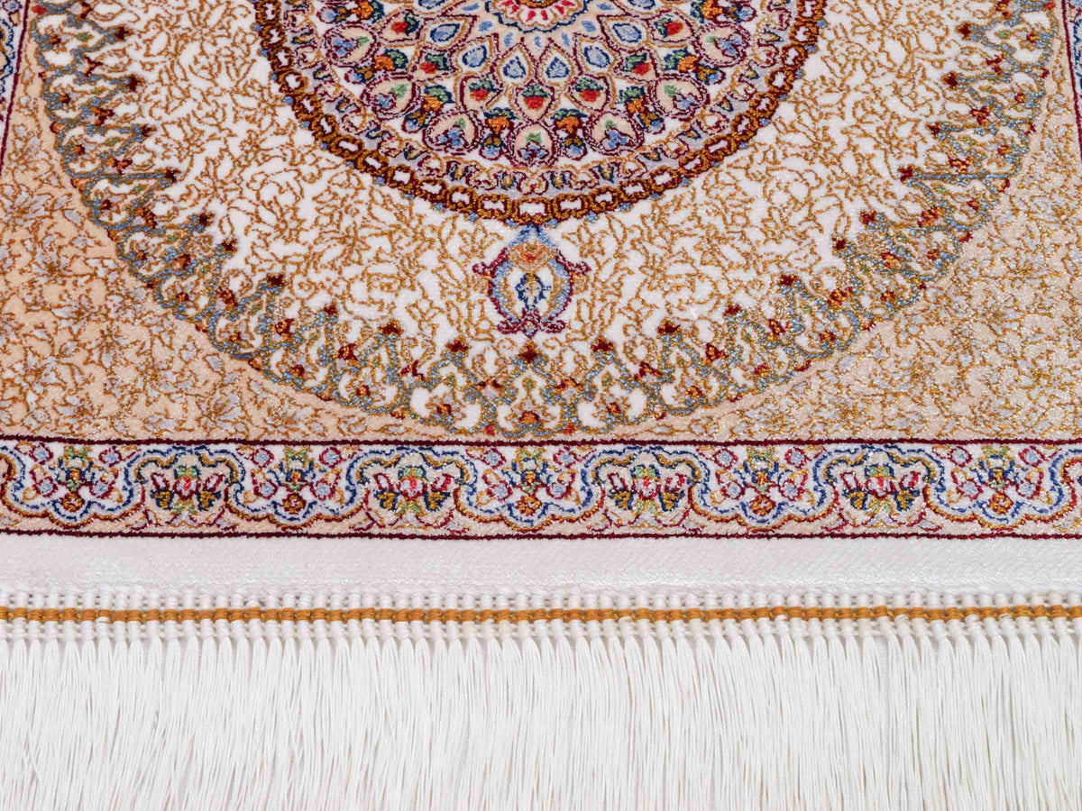 Ghom Maschinenteppich "Fereydun" 40 x 40 cm, mit Medaillon, Cremeweiß, aus pflanzlicher Seide (Viskose), Hand-Finished. Teppichnummer: V28CR016H. Persian Luxury Collection by Khademi. Made in Iran / Persia – Vertrieb durch JUPITER Intl.