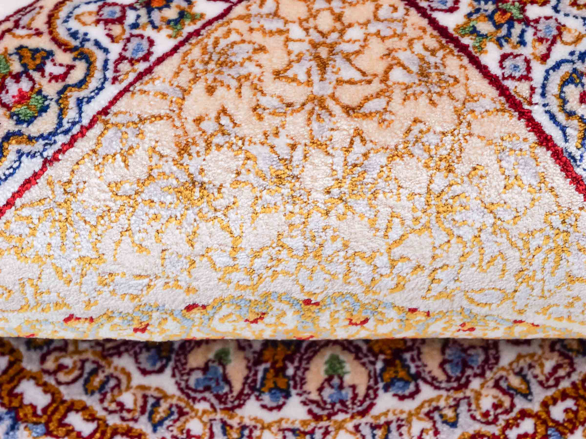 Ghom Maschinenteppich "Fereydun" 40 x 40 cm, mit Medaillon, Cremeweiß, aus pflanzlicher Seide (Viskose), Hand-Finished. Teppichnummer: V28CR016H. Persian Luxury Collection by Khademi. Made in Iran / Persia – Vertrieb durch JUPITER Intl.