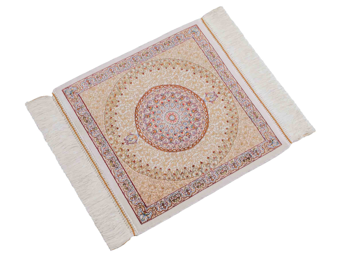 Ghom Maschinenteppich "Fereydun" 40 x 40 cm, mit Medaillon, Cremeweiß, aus pflanzlicher Seide (Viskose), Hand-Finished. Teppichnummer: V28CR016H. Persian Luxury Collection by Khademi. Made in Iran / Persia – Vertrieb durch JUPITER Intl.