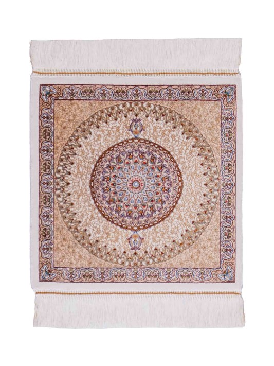 Ghom Maschinenteppich "Fereydun" 40 x 40 cm, mit Medaillon, Cremeweiß, aus pflanzlicher Seide (Viskose), Hand-Finished. Teppichnummer: V28CR016H. Persian Luxury Collection by Khademi. Made in Iran / Persia – Vertrieb durch JUPITER Intl.