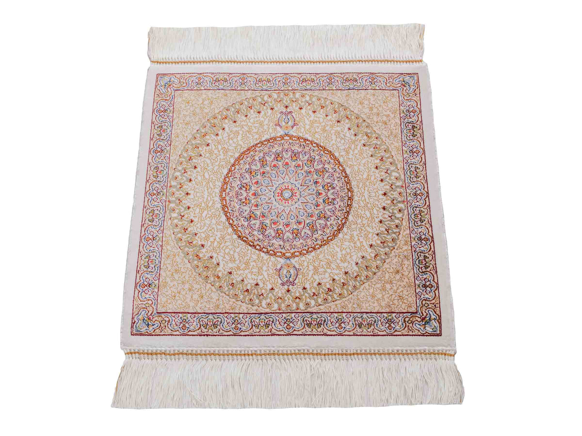Ghom Maschinenteppich "Fereydun" 40 x 40 cm, mit Medaillon, Cremeweiß, aus pflanzlicher Seide (Viskose), Hand-Finished. Teppichnummer: V28CR016H. Persian Luxury Collection by Khademi. Made in Iran / Persia – Vertrieb durch JUPITER Intl.