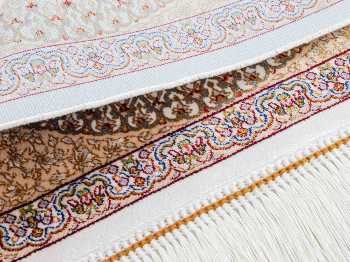 Ghom Maschinenteppich "Fereydun" 40 x 40 cm, mit Medaillon, Cremeweiß, aus pflanzlicher Seide (Viskose), Hand-Finished. Teppichnummer: V28CR016H. Persian Luxury Collection by Khademi. Made in Iran / Persia – Vertrieb durch JUPITER Intl.